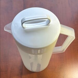 Rubbermaid Vintage 2 quart pitcher with mixing plunger lid White